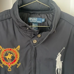 Polo by Ralph Lauren L jacka  - Nyskick på denna snygga höst/vinter jacka 