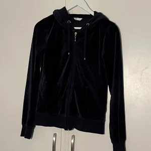 Mörkblå ziphoddie - Mörkblå ziphoodie från Cubus, Säljer pga att den inte kommer till användning. Lite mer blå än på bilderna.