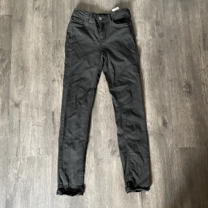 Svarta skinnyjeans - Svarta skinnyjeans från Vero Moda. Sparsamt använda.