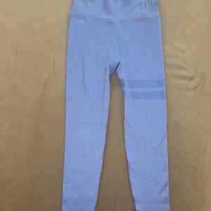 Stronger seamless  - Super fina tränings tights från Stronger. Nyskick  Hittade ej rätt färg på hemsidan men tredje bilden visar samma modell 
