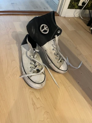 Converse skor  - Bra skick bara lite smutsiga men inget som inte går att tvätta bort.