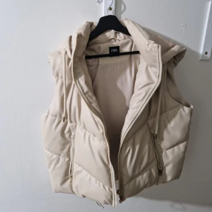 Väst  - En jättefin väst från Zara. Köpt från Malta för 60 euro som motsvarar ungefär 600 svenska kronor. Använd ett par gånger, väldigt fint skick 