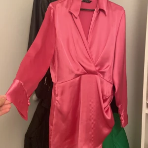 Fest klänning rosa - En snygg fest klänning som aldrig kommer till användning. Köpt från zara i storlek M.  OPS (hål ovanför dragkedjan)  , plus frakt 