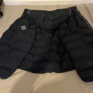 Jacka - Jag vill sälja en mörk blå gant jacka den är använd jag köpte den för 2,000