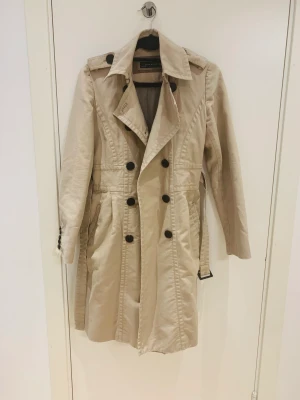 ZARA kappa beige - Kappa från ZARA som säljs då den aldrig används.  Storlek: S Pris: 100