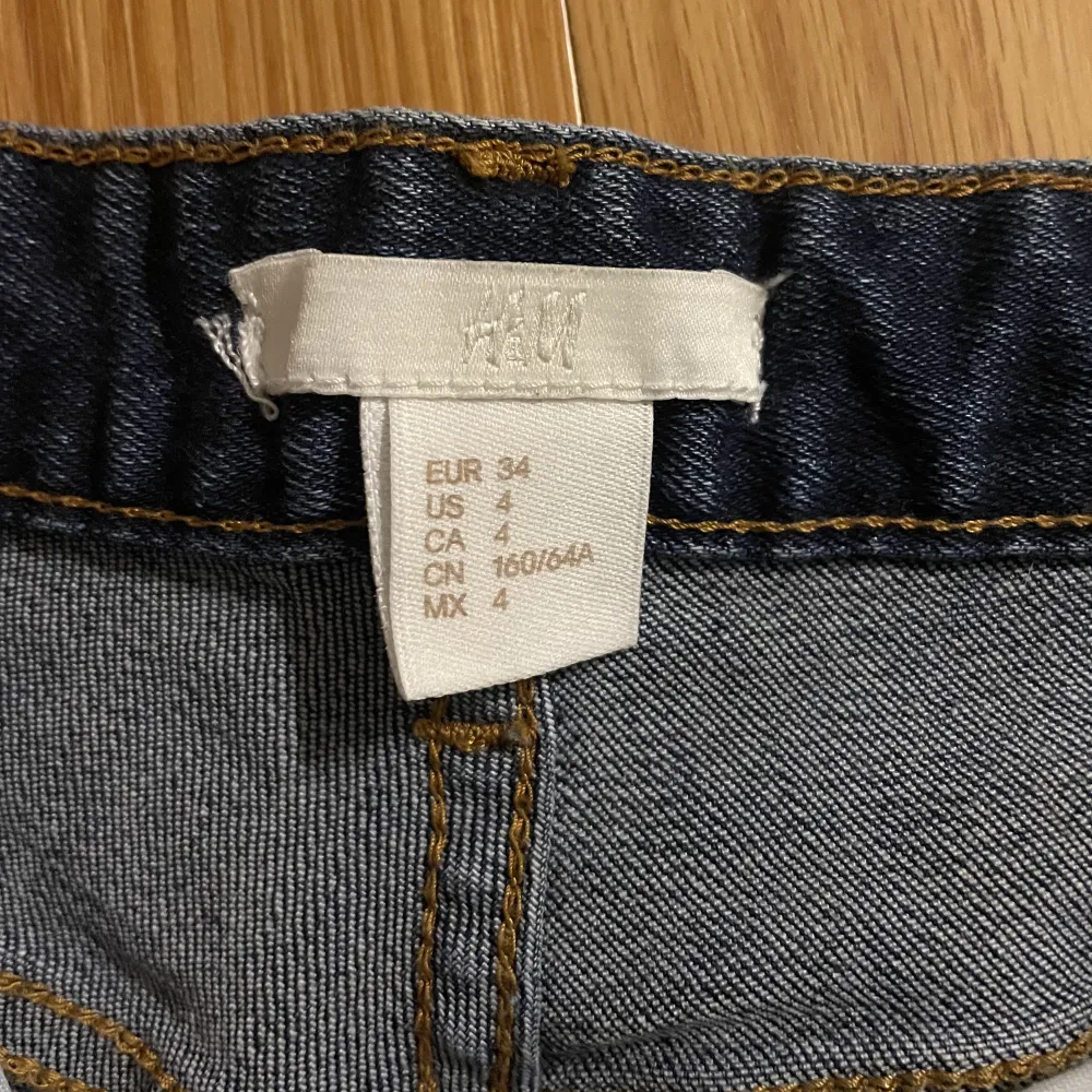 Lågmidjade jeansshorts från h&m, köpta från sellpy dock helt oanvända av mig. Kontakta mig för fler bilder. Shorts.