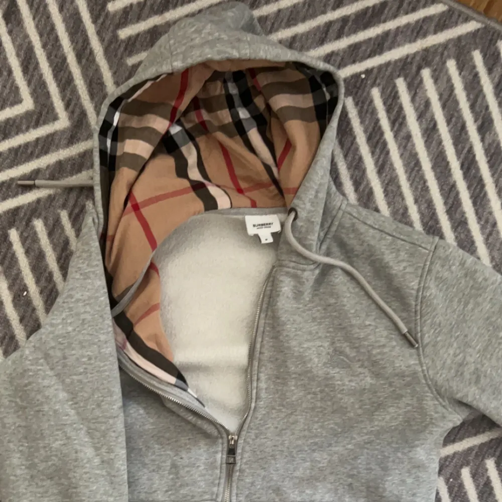 Burberry hoodie, storlek M , färg grå.. Tröjor & Koftor.