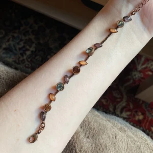 Vintage armband - Ett gammalt armband från Pilgrim, köpt under 90-talet. Armbandet är tyngre och därför gjort av ett rejälare material. Har även ett matchande halsband från samma kollektion om intresse finns. 
