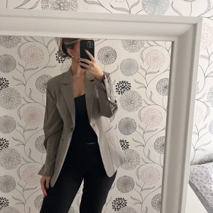 Blazer - Säljer denna superfina figursydda blazern från Na-kd, den har aldrig kommit till användning och prislappen finns kvar! Nypris 799kr❤️
