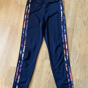Adidas tights  - Super fina adidas tights. Mörkblå sätt med snyggt blommönster på sidorna😍