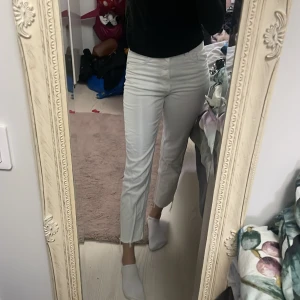 Vita highwaist jeans - Snygga vita byxor som är lite för kort enligt min smak som är ungefär 162cm, har oftast xs/32-34 