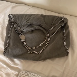 Grå Stella McCartney falabella tote - Säljer nu min stella väska i gott skick, inklusive dustbag och äkthetsbevis! Perfekt storlek nu till skolan, pris kan diskuteras vid snabb affär!😊