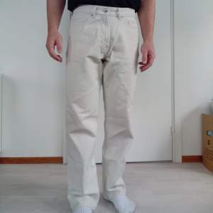 Riktigt fina beiga jeans från vailent(Carlings). Storlek small motsvarar cirka 30-32 ungefär.  Använda 1 gång. Ny skick.  Nypris var 599. 