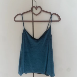 Linne - Sidenlinne från Pull&bear, storlek S. Kommer tyvärr inte till användning men otroligt fint.