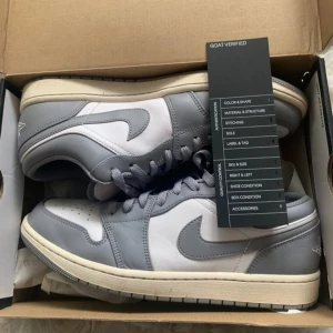 Jordan 1 Low Vintage Grey  - Skorna är i utmärkt skick och har hållits rena och välskötta. Lådan och kvitto medföljer såklart! ✅ Kom privat för mer bilder och äkthetsbevis :) Pris: 1300, nypris: 1500.