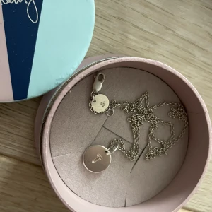 Jane Koenig silverhalsband - Ett silver halsband med en bokstav ”T” från Jane Koenig köpt från jolina för 1200kr. Äkta silver. Skriv för prisförslag💕 