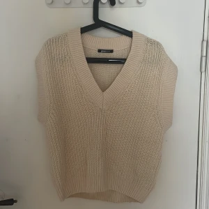 Stickad väst - Stickad väst från Gina Tricot i strl S Knappt använd, är i bra skick. Ord pris 299, säljer för 165kr + frakt☺️