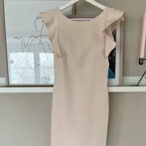 Super fin ljusrosa klänning med öppen rygg  från Gina. 