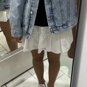 Zara kjol🛍️ - Köpt här på plick så bilder är den förra ägaren. Säljer pga att den inte passade mig💓