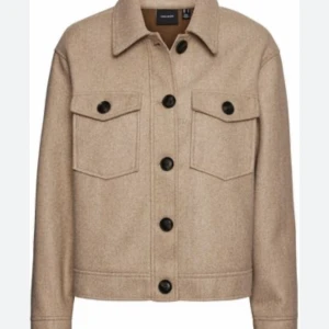 Kort kappa - Jag säljer denna korta kappan från vero Moda Den är lite nopprig. Säljer den då den aldrig kommer till andvändning. Ny pris 400kr Perfekt till hösten. 