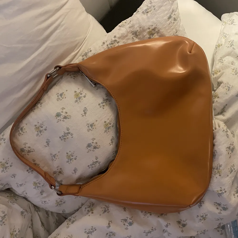 Brun/orange 90s väska i läderimmitation⭐️ lagom stor som handväska!! Fint skick. Väskor.