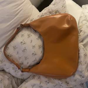 Brun/orange 90s väska i läderimmitation⭐️ lagom stor som handväska!! Fint skick