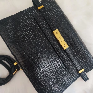 Ysl - Äkta läder ysl liknande model heter Manhattan används några gånger kan använda som clutch bag och axelband kan använda som bälte. 