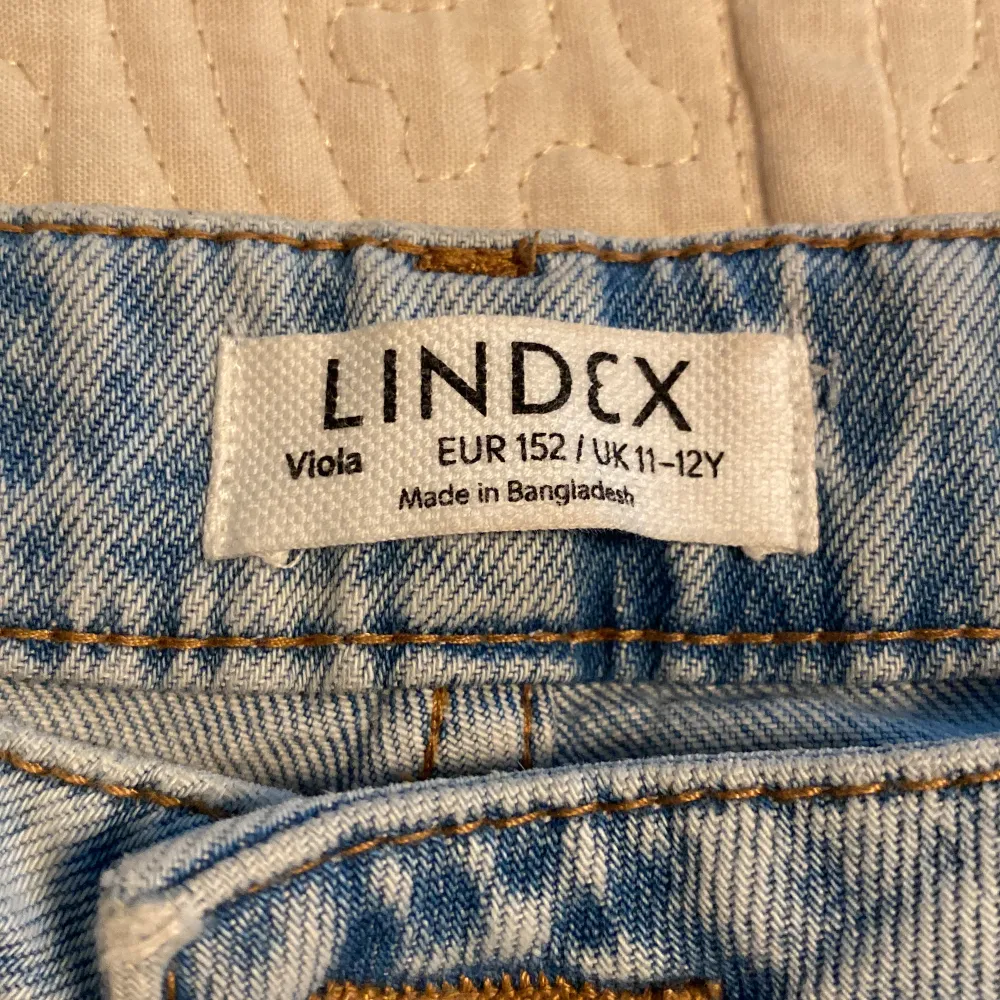 Jag säljer detta jeans då de är för små.  Ordinarie priset var 350 och de har knappt blivit använda.. Jeans & Byxor.
