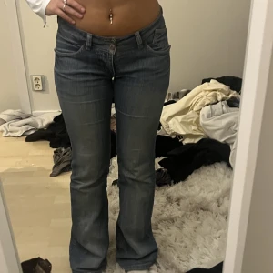 Low waisted jeans  - Jättefina lågmidiade jeans. Det är storlek xs - s.