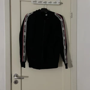 Kofta  - En oanvänd kofta kostar 2500 nu och det är även välvårdad men snörena har jag tagit bort på den vilket gör att jag går ner väldigt mycket i pris 