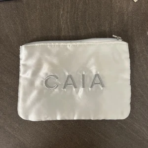 Caia mini bag - Använd men tvättad, dock har inte allt försvunnit men det syns inte utanpå. Är endast invändigt 
