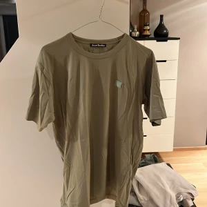 Acne t-shirt - Acne t-shirt i storlek M Skick 9/10 Kan skickas med posten Hör av dig om du har några funderingar!