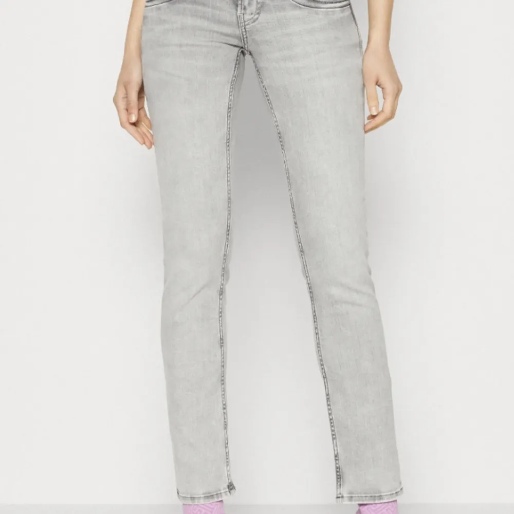 Dessa jeans är slutsålda! Jätte fina lågmidjade gråa pepe jeans som finns att köpa på zalando, storlek är 28/34. Jeans & Byxor.