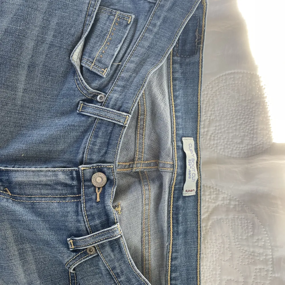 Säljer ett par as snygga vintage Levis jenas. Finns ingen storlek på byxorna men skulle kanske gissa på waist 29. Sitter snyggt oversized på mig som normalt bär 36 för referens 🫶🏼🤍. Jeans & Byxor.