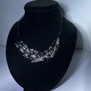 Halsband ”leaf” Otroligt snyggt och unikt halsband 