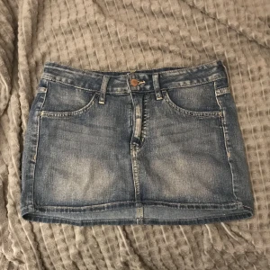 Jeans kjol lågmidjad  - Lågmidjad jeanskjol från hm, aldrig använd! Säljer för 50 plus frakt. 
