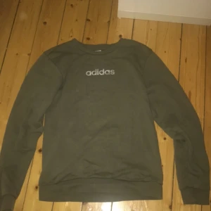 Adidas longsleeve - Adidas tröja i storleken Small. Har ett litet hål på en av sidorna men de synns knappt. 
