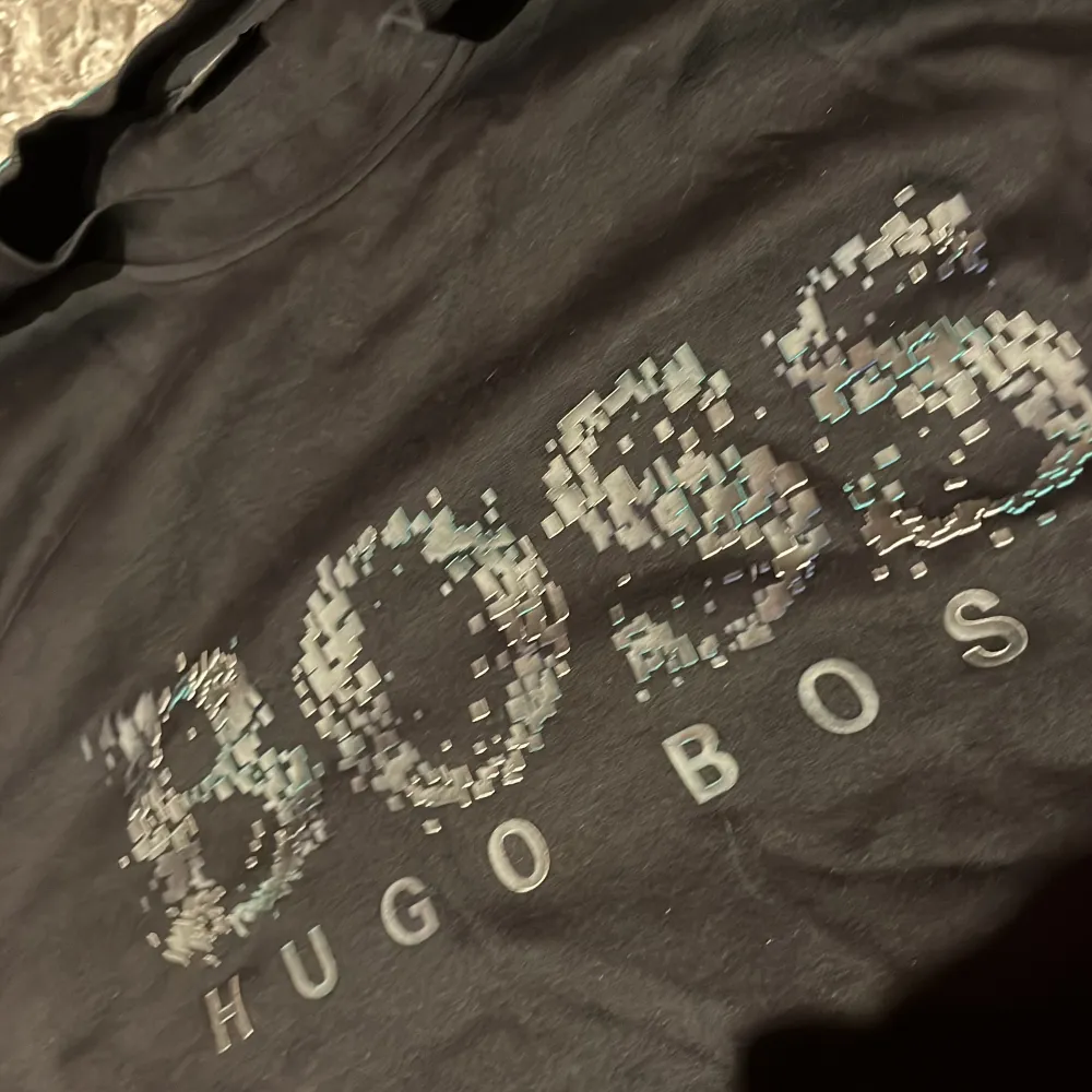 Hugo Boss tröja slm jag säljer pågrund av att ja inte använder den. Den är i väldigt bra skick, inga skador eller hål. Kan mötas upp i Stockholm. Det är bara att fråga om du har frågor. Priset sitter inte fast i sten.. Tröjor & Koftor.