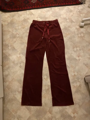 Mjukisbyxor  - Jättesköna mjukisbyxor i vinrött från Gina Tricot som jag använt ett fåtal gånger. Säljer då jag ej gillar färgen så mycket. De finns ej kvar i den färgen så tog därför en bild på de fast i mörkblått. Köpte för 229 kr för 1,5-2 år sedan! 