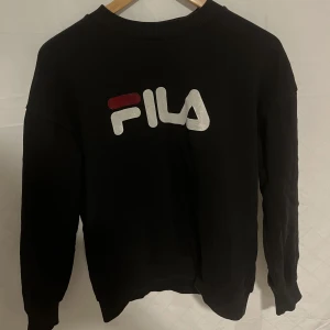 Fila  - Använd flera gånger, köpt för ett par år sedan. Fortfarande bra skick.  Säljer då den inte passar min stil. Storlek M, passar mer som S