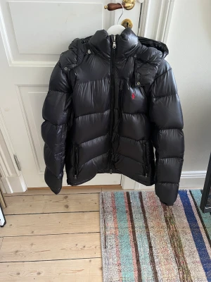 Ralph Lauren jacka - En stilren dunjacka från Ralph Lauren som är perfekt nu till vintern! Den är sparsamt använd och därför i väldigt bra skick. Nypris ligger på 4,5-5,5 tusen och tveka inte att höra av er vid fler frågor!