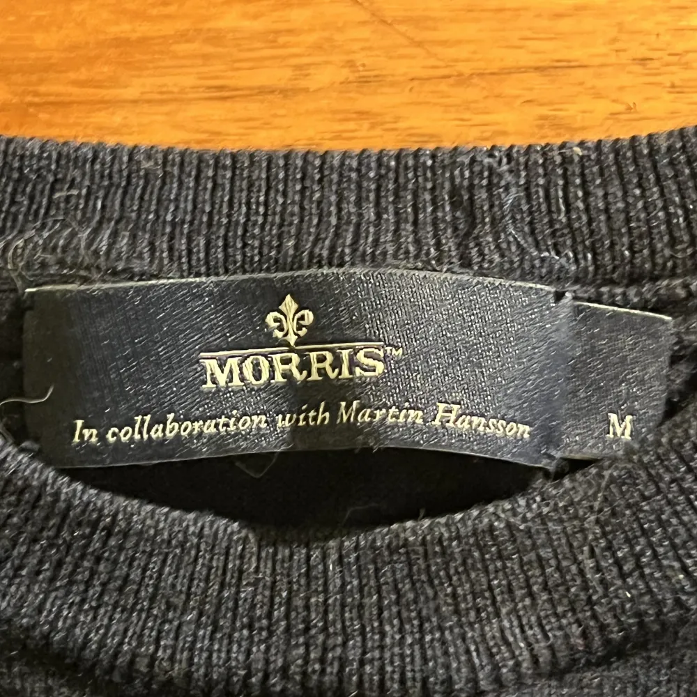 En otroligt fin Morris sweatshirt i Storlek M. Tröjan är Åtsittande och därmed skulle jag anse att tröjan är mer en Small storlek.   Skicket är felfritt  Färgen är mörkare, typ en blåare svart.  Nypris ca 1500kr. Tröjor & Koftor.