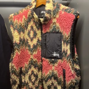 Stussy sherpa väst - Säljer denna stussy sherpa väst, då den inte passar mig. Den är i mycket bra skick då den knappt har använts, köptes för 2199 kr. 