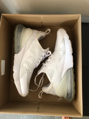 Air Max 270 vita  - Säljer Ari Max 270 i superfint skick.  Använts fåtal gånger. Som nya i princip.  Storlek 38 