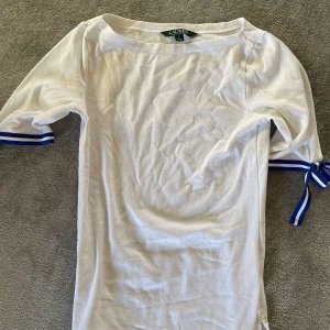 Ralph lauren - En Ralph lauren t shirt med rosetter på kanterna. Storlek S men passar xs. Köpt för 699 men säljer för 300-kan diskuteras.