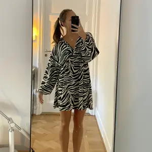 Sååå fin zebra klänning, aldrig använd! 💓💓💓