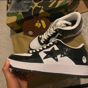 Bape skor svart - Råkade köpa en för liten storlek. Nu säljer jag dom för ett grymt pris.