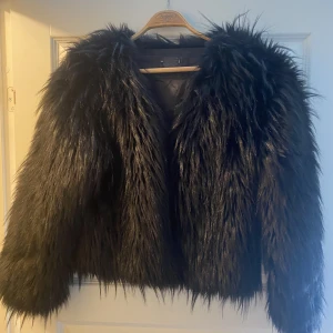 Svart pälsjacka från Crocker - Säljer denhär fina svarta pälsjackan, har använt den några gånger men den är som ny, är i storlek S men passar M.  