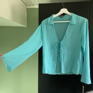 Blå/turkos festtopp - Endast använd 1 gång köpt på primark i spanien. Perfekt att ha med ett linne under eller på festival💞