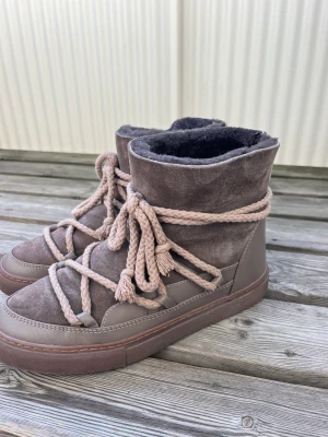 Inuikii storlek 41 (40) - Säljer mina nästan helt nya inuikii då jag köpte fel storlek. De är i storlek 41, men skulle säga att de passar 40 då de är små i storlek. Hör av dig vid frågor! 